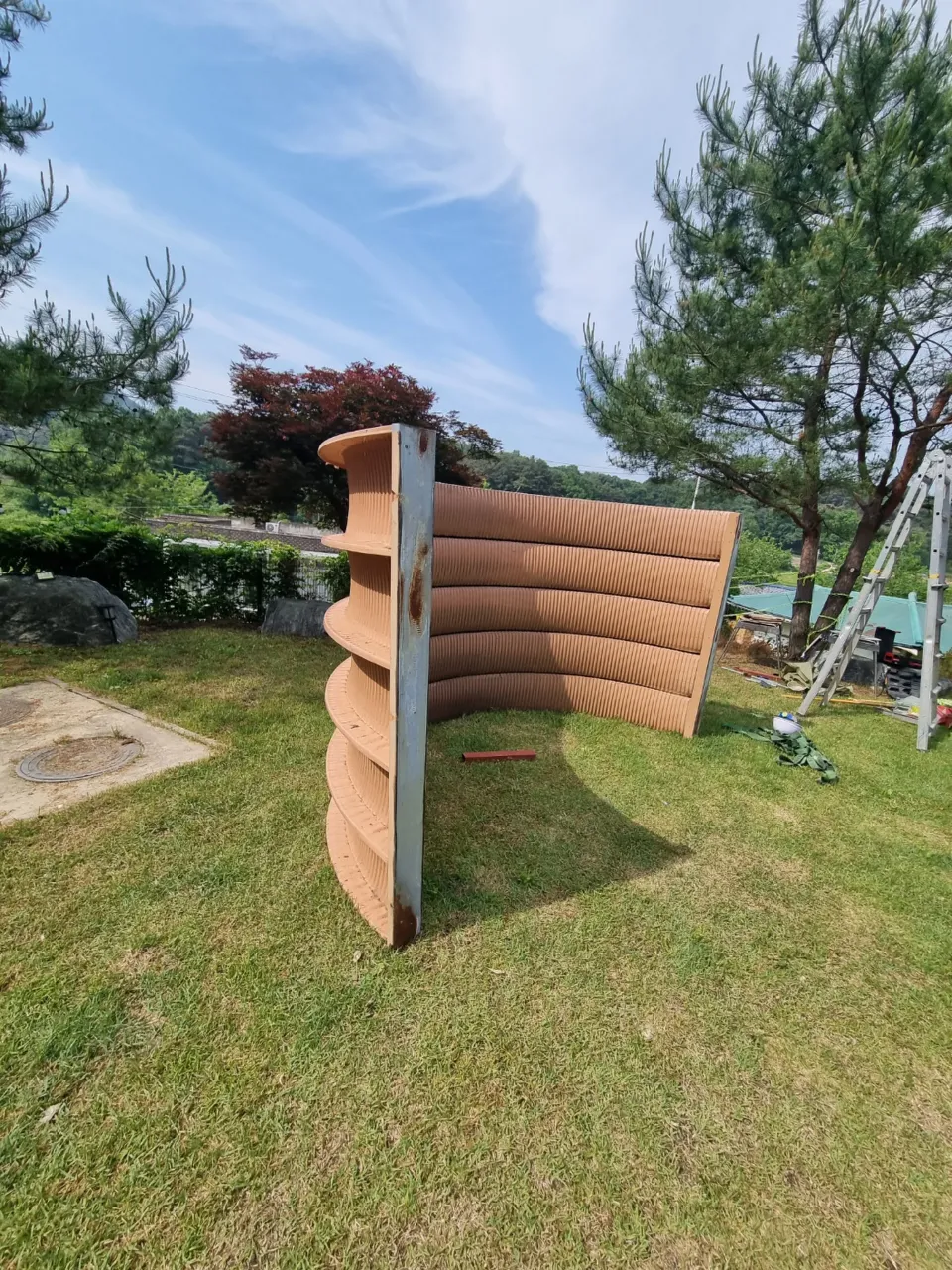 컨테이너농막철거 현장 참고사진 - 분리해 세워 둔 원통형 외장 패널
