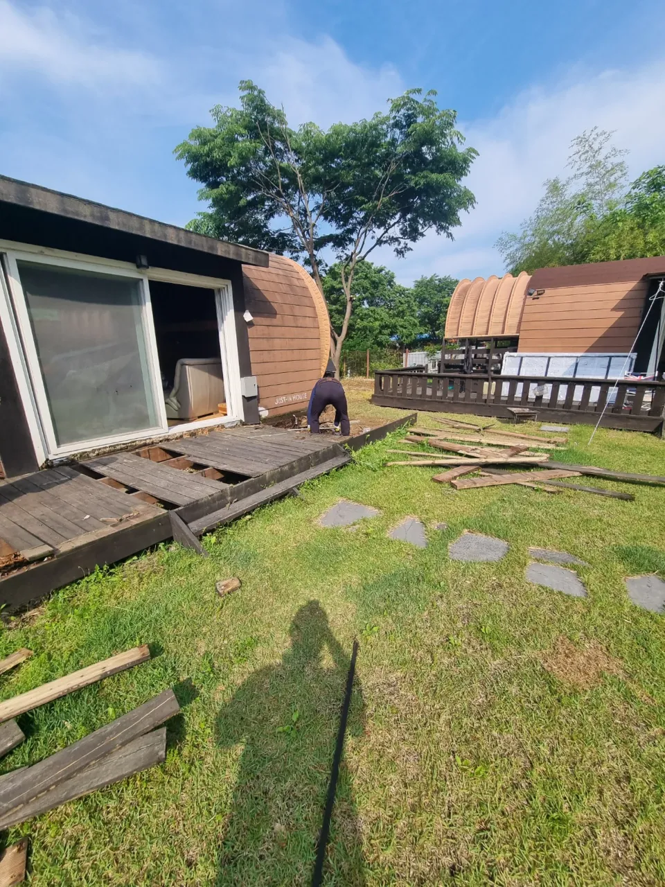 농막철거업체 현장 참고사진 - 데크 철거가 진행된 출입구 하부