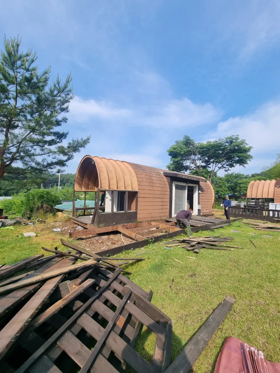 농막철거견적 현장 참고사진 - 해체 자재가 모인 이동식주택 주변