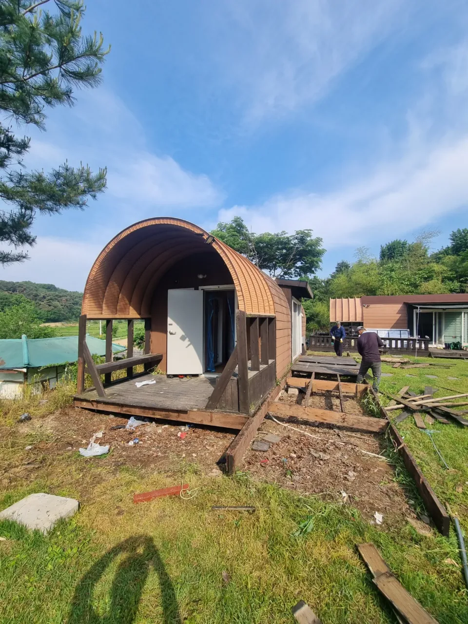 컨테이너농막철거 현장 참고사진 - 철거가 진행 중인 이동식주택 정면